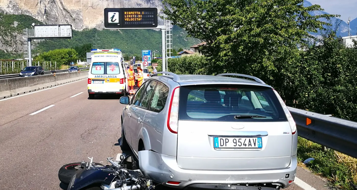 Tamponamento in tangenziale ferite due persone a bordo di una moto
