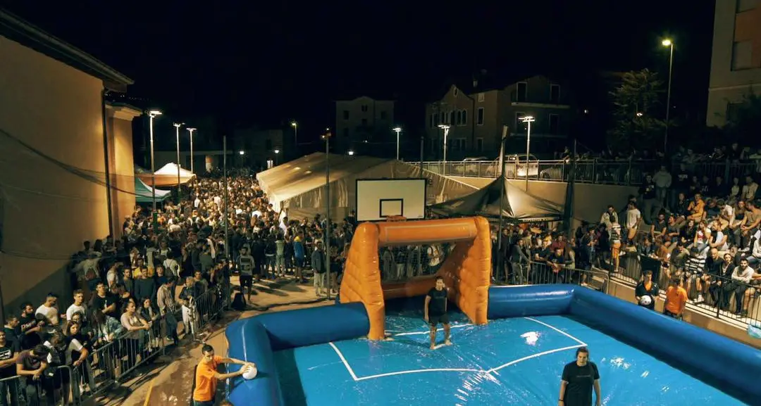 Lizzana, vent'anni di calciosplash e per partecipare al torneo 29 squadre in fila di notte