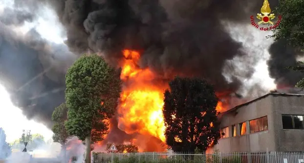 Incendio in fabbrica di vernici Chiuso un tratto dell'A4