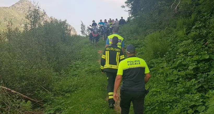 In moto si avventurano su un sentiero di montagna