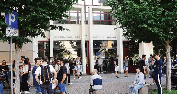 Busta paga: i laureati battono i diplomati di 400 euro al mese Per le donne 300 euro in meno