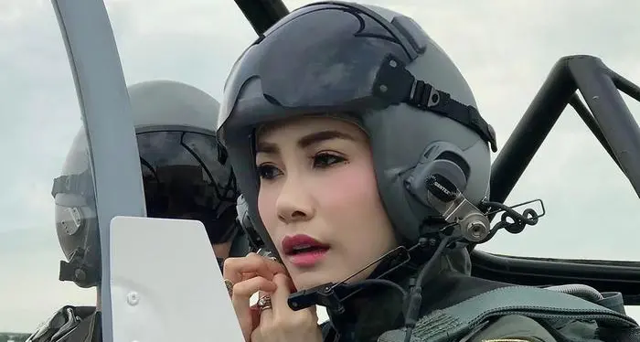 Thailandia: la regina pilota i caccia il sito web va in tilt