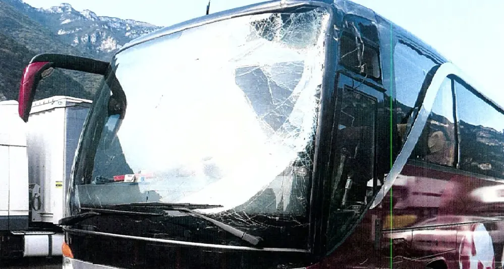 Sulla strada tra Comano e Sarche un pullman si schianta e se ne va Viene rintracciato in autostrada ad Affi
