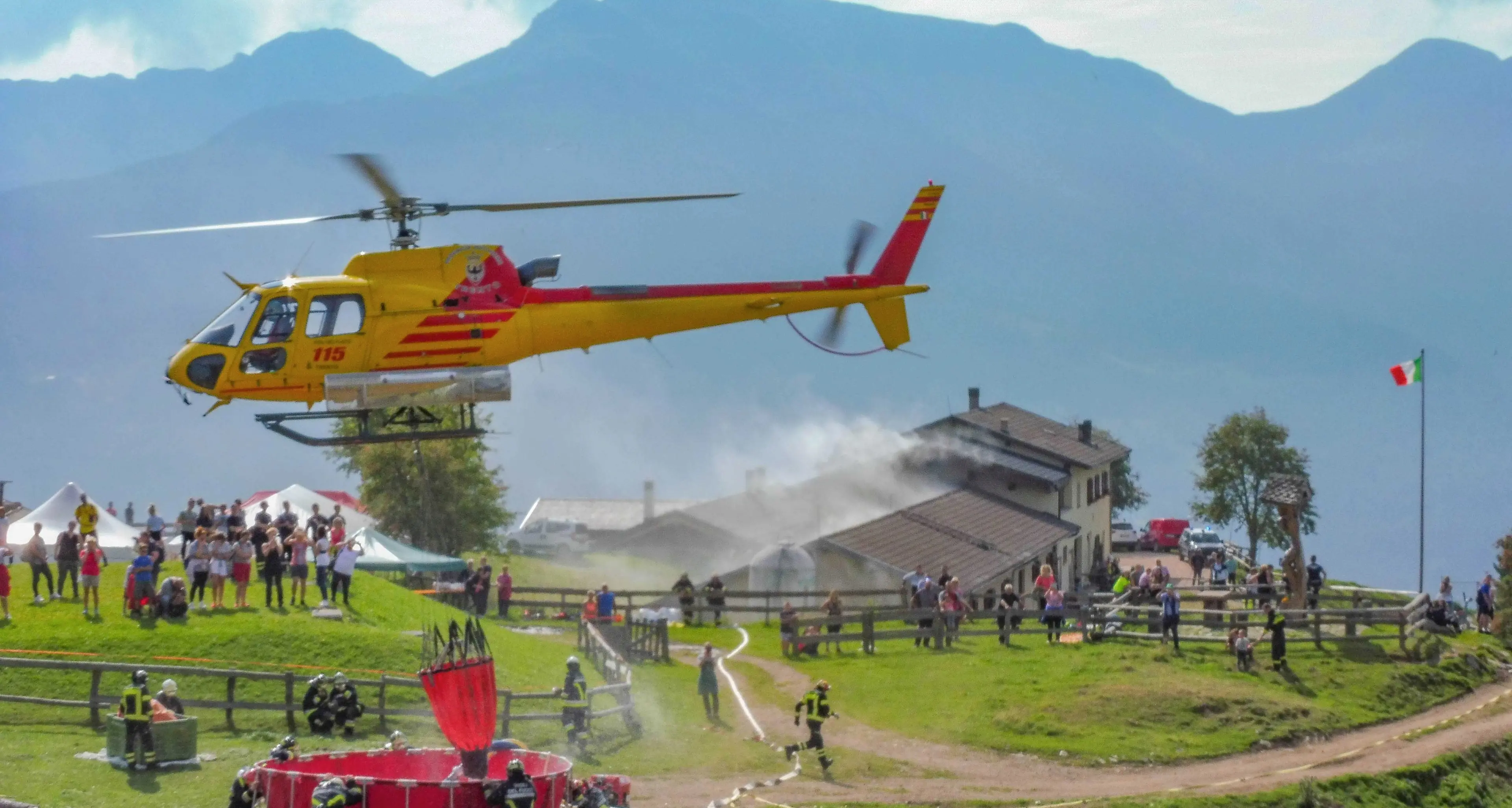 Un replay dell'incendio al rifugio Tonini