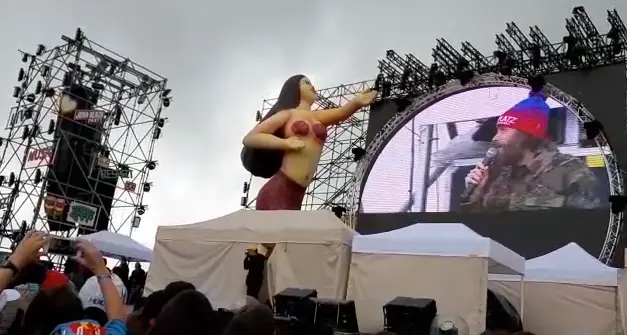 Jova Beach Party sulle Dolomiti: la pioggia non ferma l'invasione di fans «Confidiamo su sua maestà il meteo» - VIDEO