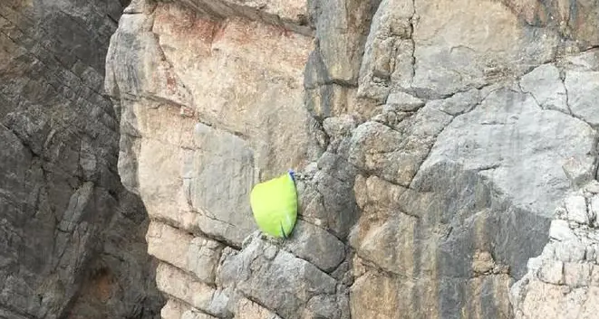 Appeso nel vuoto a 2.500 mt dopo il volo in parapendio