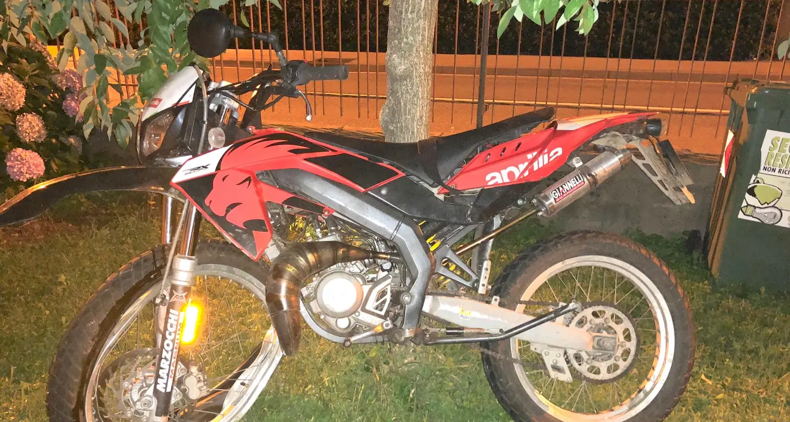 Un 18enne si schianta in moto contro un cancello: è in prognosi riservata