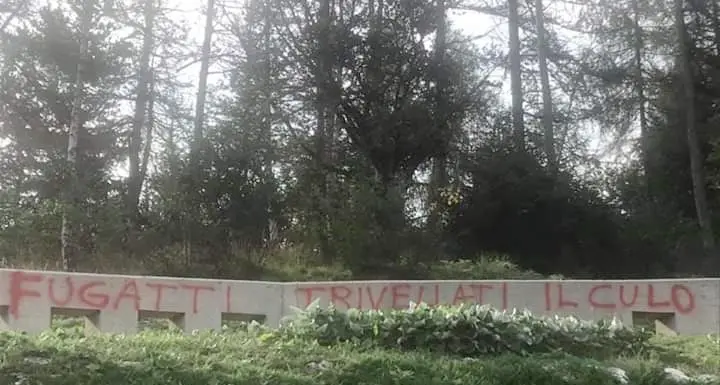 Scritte offensive contro Fugatti sul Trincerone dello Zugna. Sdegno del sindaco e dei leghisti