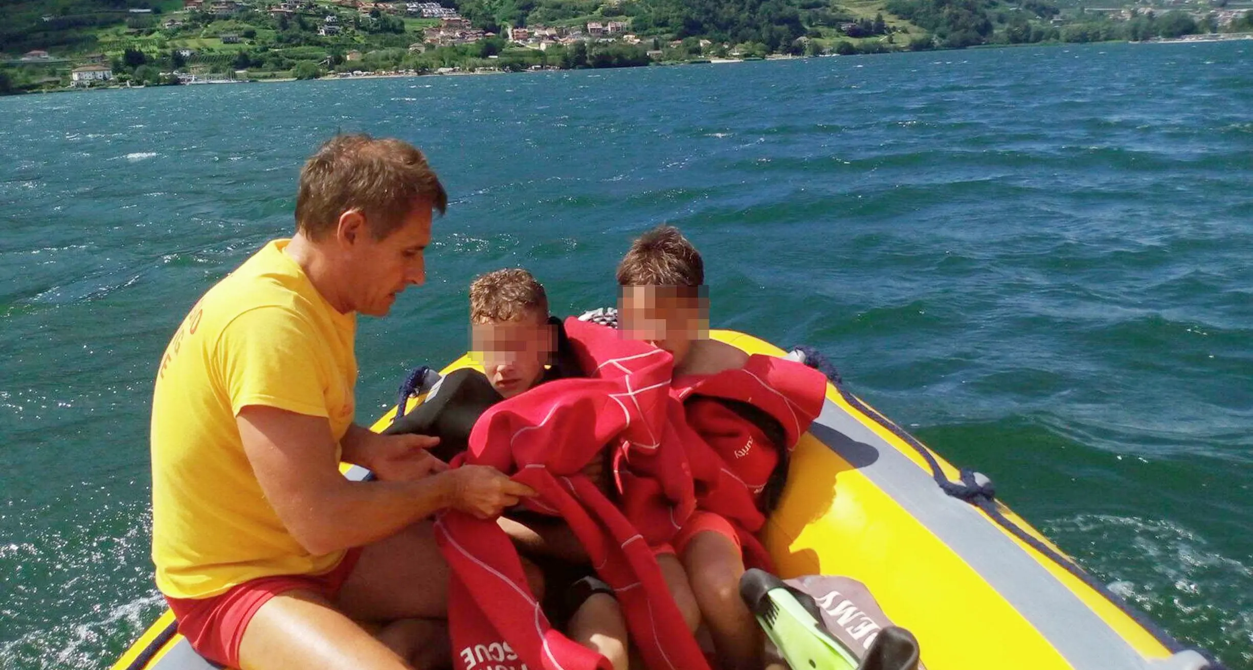I bambini con i gonfiabili finiscono in mezzo al lago salvati dai bagnini a Levico