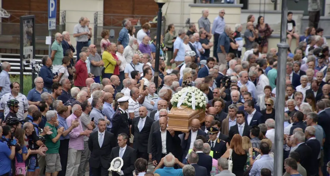 Per l'ultimo addio a Gimondi tanta gente ed i campioni: con Moser, Simoni e Fondriest