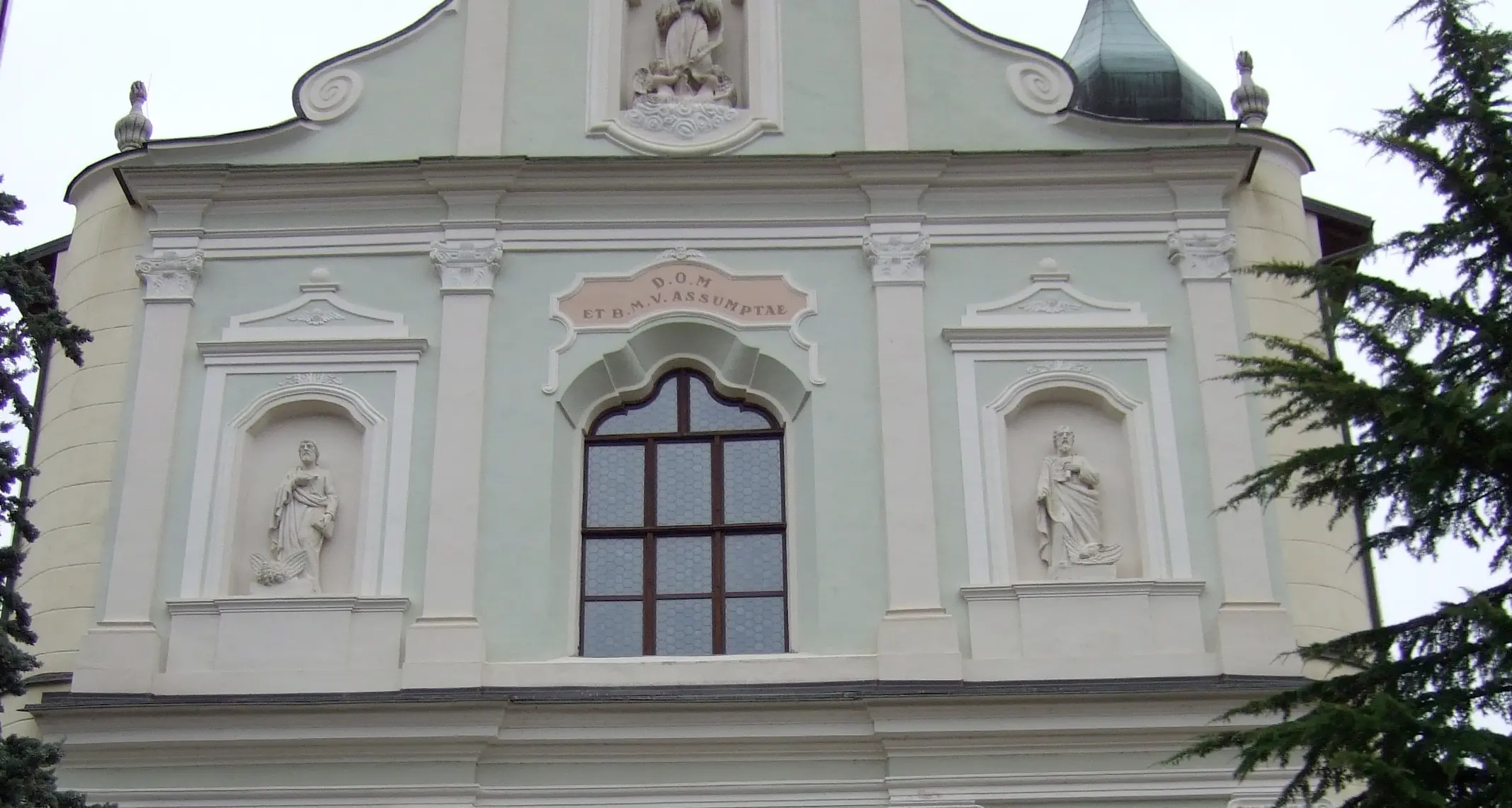 La porta della chiesa di Verla di Giovo coperta di escrementi