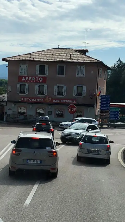 Al ponte di Mostizzolo la rotatoria è optional: in contromano per «tagliare»