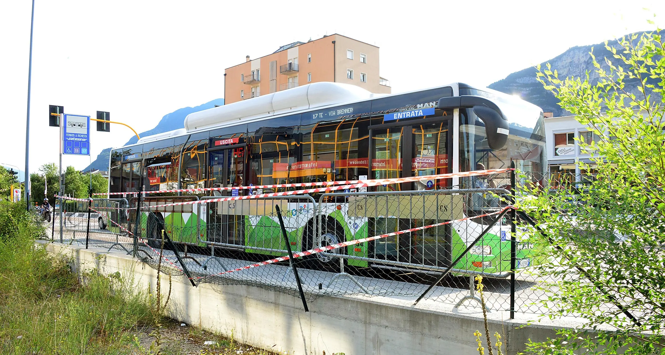 Nigeriano ubriaco senza biglietto aggredisce i controllori del bus: fermato dai vigili con lo spray