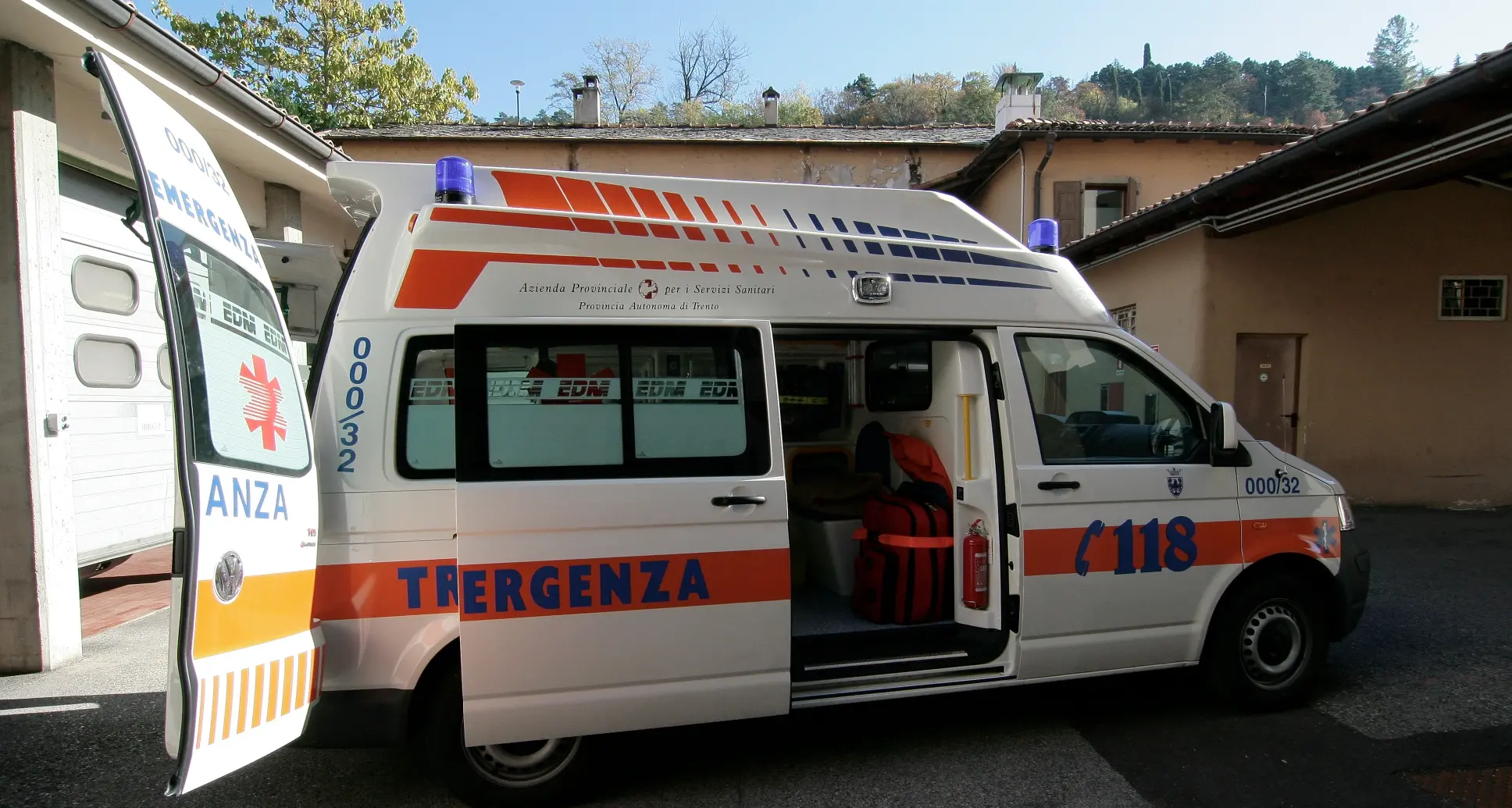 Colpisce con il martello il compagno e la figlia I due non sono gravi