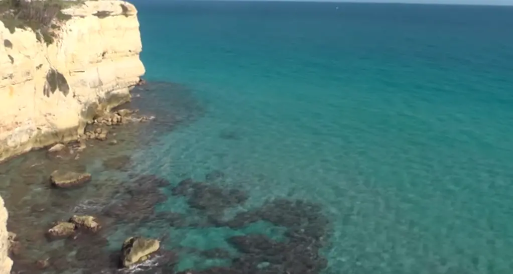 Si tuffa dalla scogliera in Salento Gravissimo un 16enne trentino