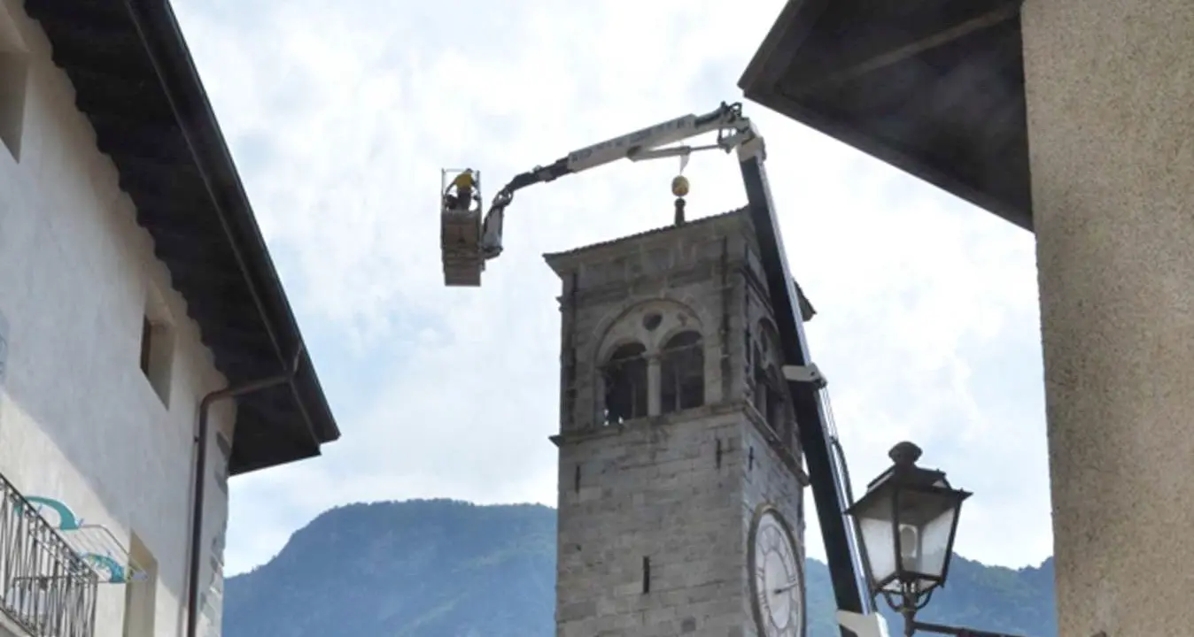 Storo: in cima al campanile tornata la croce divelta dal temporale a San Floriano