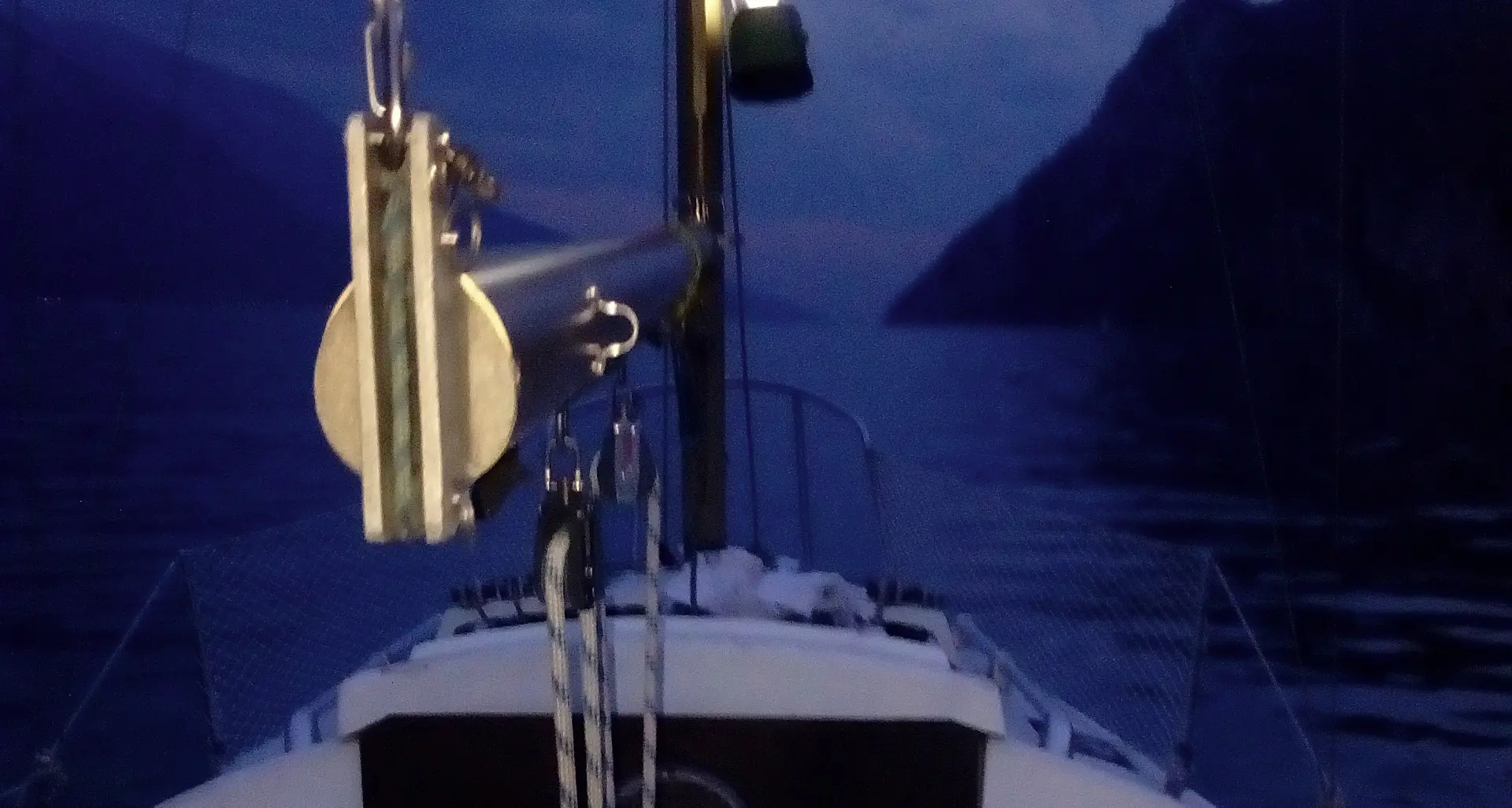 Garda: barca alla deriva di notte e a luci spente: a bordo due ubriachi