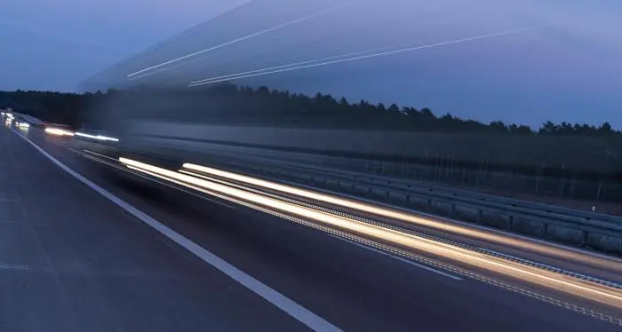 Ruba l'auto di papà sfreccia ai 140 in autostrada e parcheggia: ma ha solo 8 anni