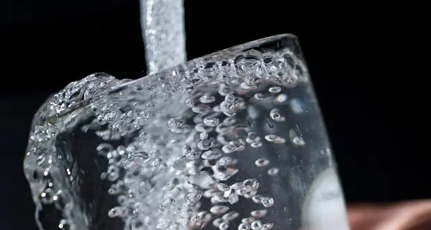 L'allarme della Oms: le microplastiche ovunque nell'acqua che beviamo