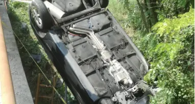 Un anziano sulla Valsugana invade l'altra corsia, esce di strada e si ribalta