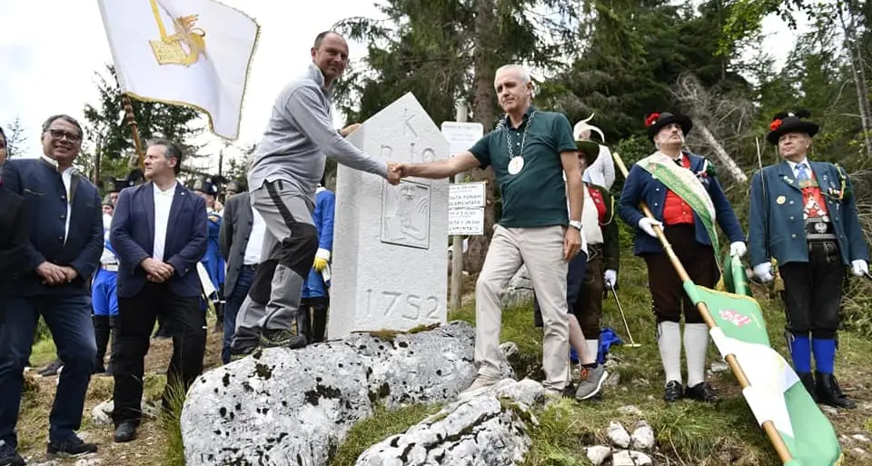 L'antico cippo di Marcesina è tornato al suo posto in copia L'esperto: «Tutto sbagliato»