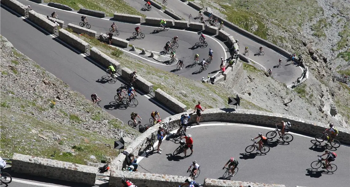 Sabato 31 sullo Stelvio la «Giornata della bici» a pedalare sui tornanti