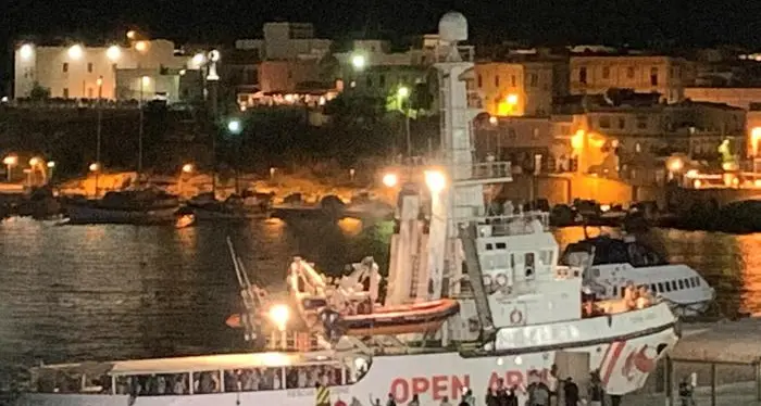 Open Arms: migranti a terra per ordine del magistrato e Salvini è una furia