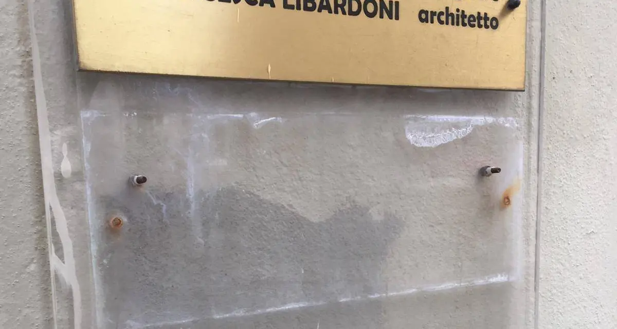 L'insegna del PD rubata nella notte: la segretaria Maestri: «Spero siano dei fan»