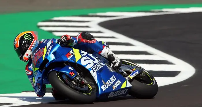 Rins beffa Marquez sul traguardo: paura per Dovizioso