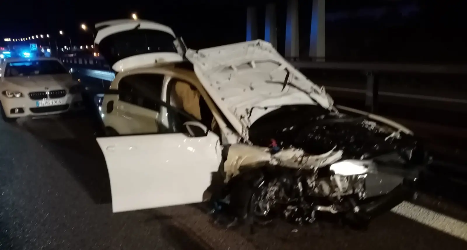 A22, tampona un tir e si schianta contro il guard rail