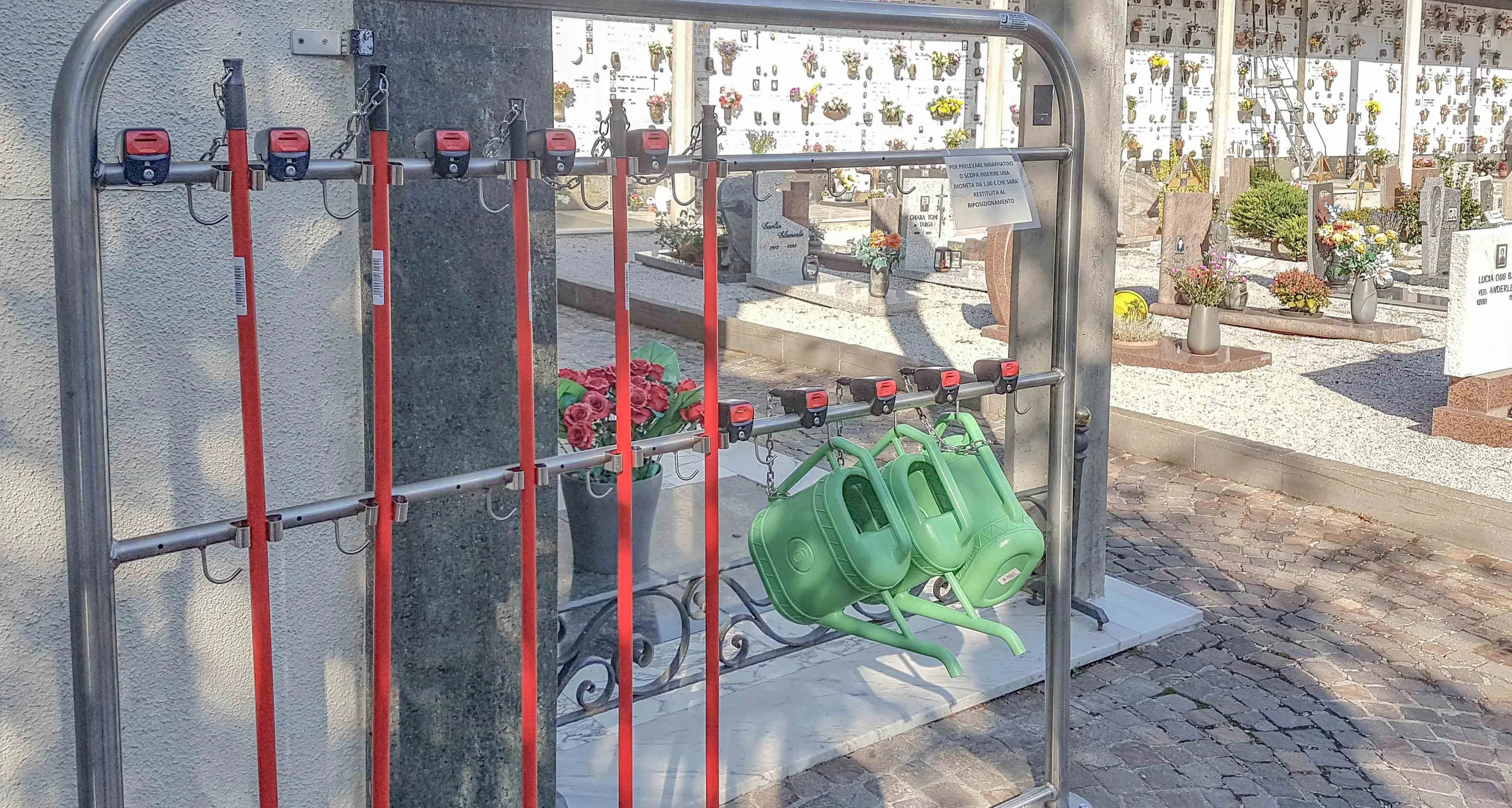 Spariscono fiori, lumini e anche annaffiatoi Contro gli odiosi furti al cimitero arrivano le telecamere giorno e notte
