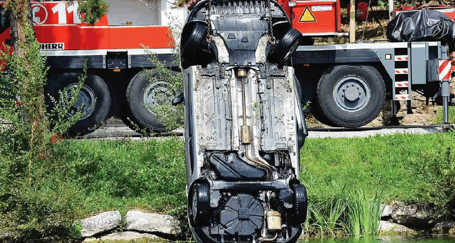 Inghiottiti dal lago nell'auto