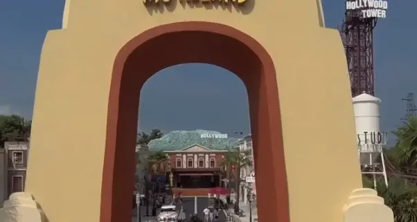 Il trenino di Movieland si ribalta: sette i feriti