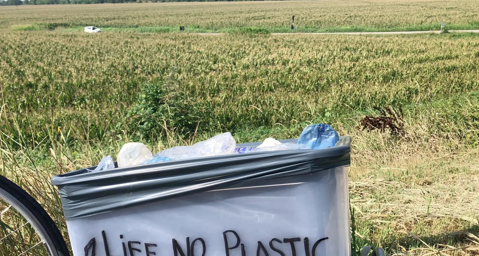 In bici da Torbole a Rimini raccogliendo tutta la plastica: l'impresa di Raffaele Fanini