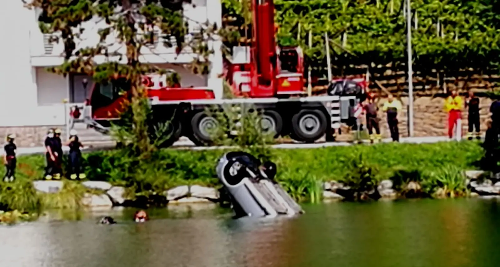 Drammatico incidente a Canzolino un'auto finisce nel lago