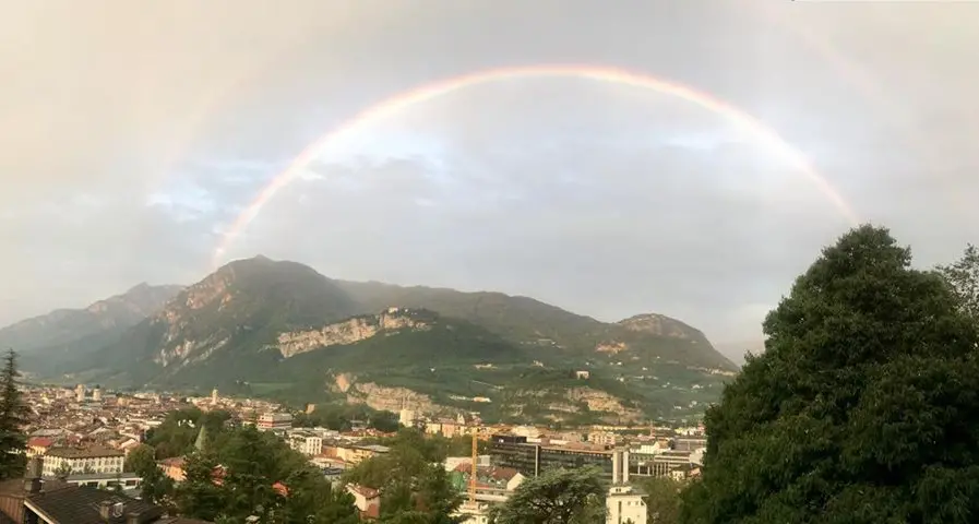 Un bellissimo arcobaleno sopra la città di Trento Buona giornata a tutti!