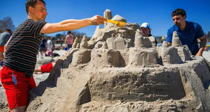 Cavallino, sono vietati i castelli di sabbia: protesta in spiaggia