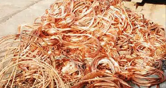 Buco a 8 metri d’altezza I ladri fanno razzia di rame