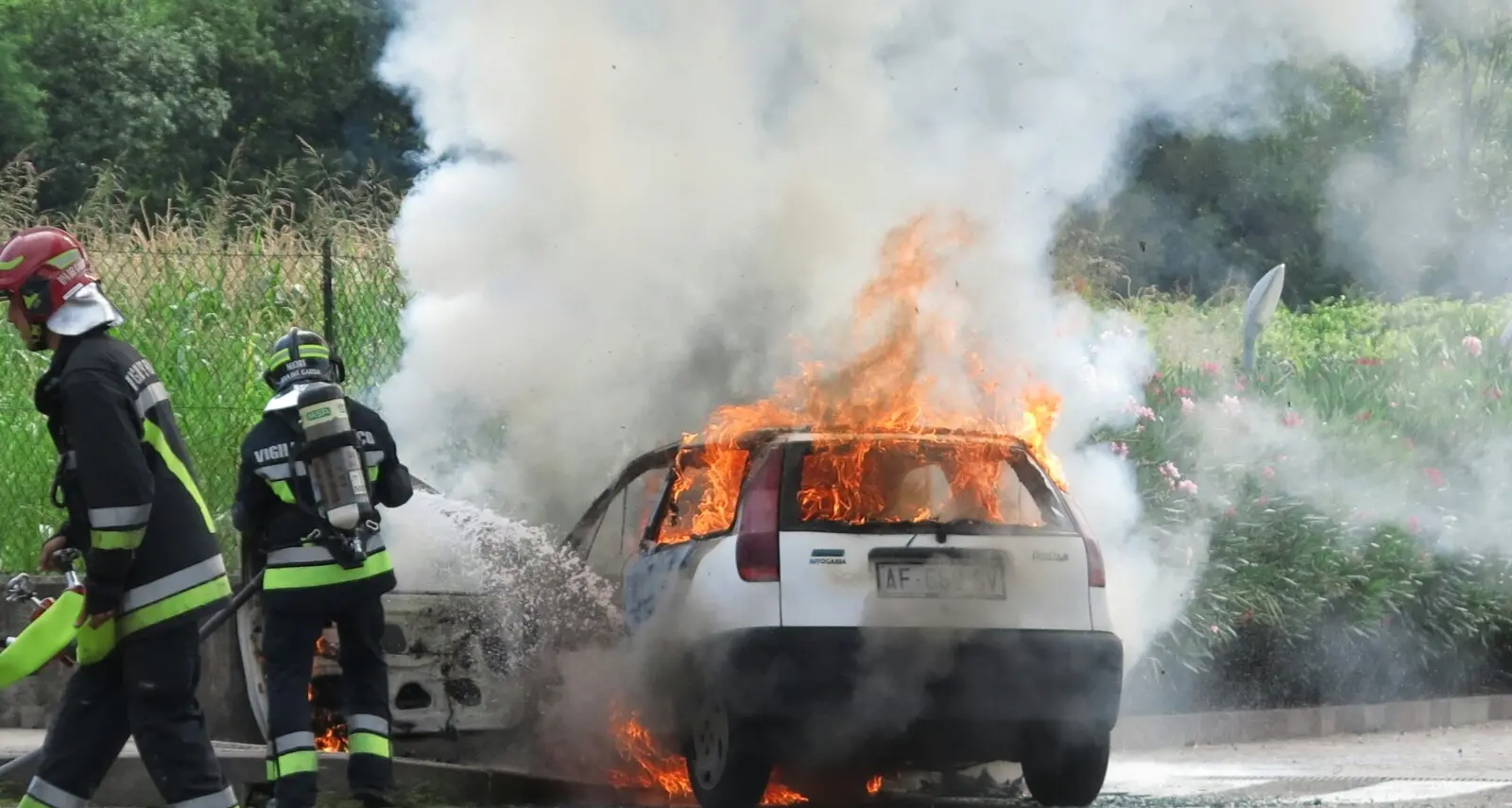 Eroico salvataggio fra le fiamme: poliziotto fuori servizio salva una donna dal rogo