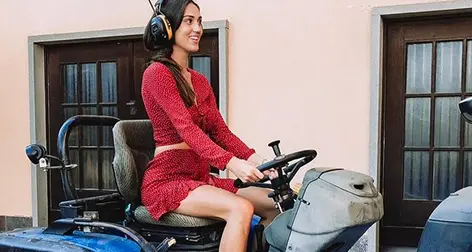 Ignazio insegna a Chechu come si guida il trattore