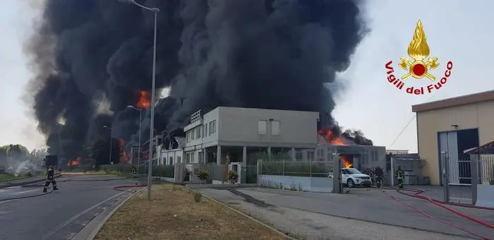 Incendio in azienda vernici a Brendola