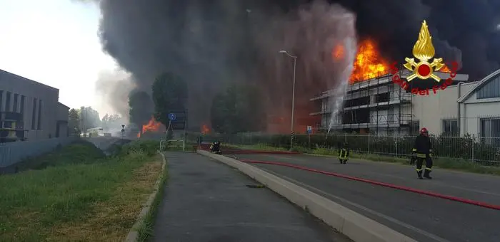 Incendio in azienda vernici a Brendola