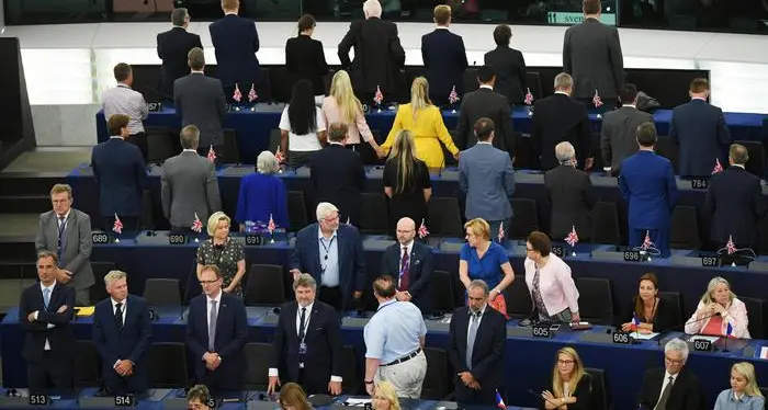 Al via il nuovo Parlamento Ue Brexit Party volta le spalle all'inno