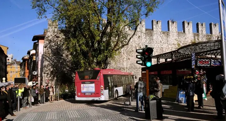 Piazza Fiera, chiusa per lavori la corsia degli autobus