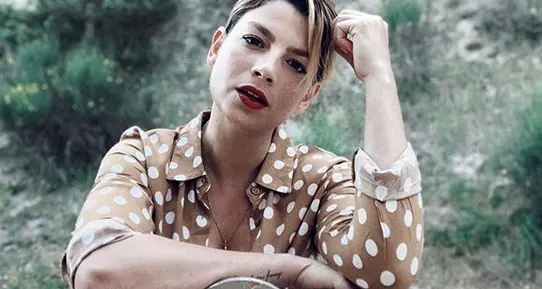 Sea Watch, Emma difende Carola viene insultata sui social