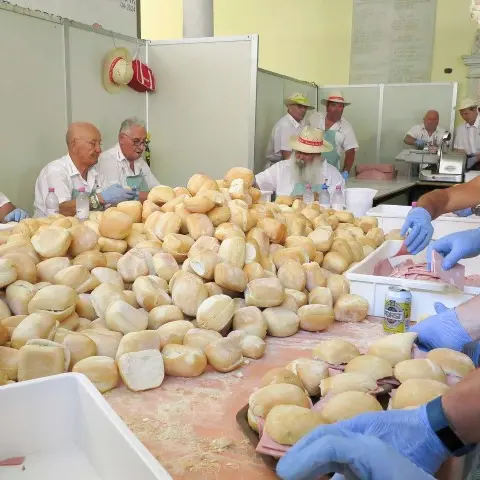 «Pam bondola e vim» e solidarietà 16mila panini per i poveri rivani