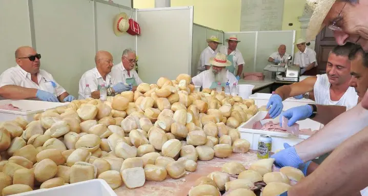 «Pam bondola e vim» e solidarietà 16mila panini per i poveri rivani