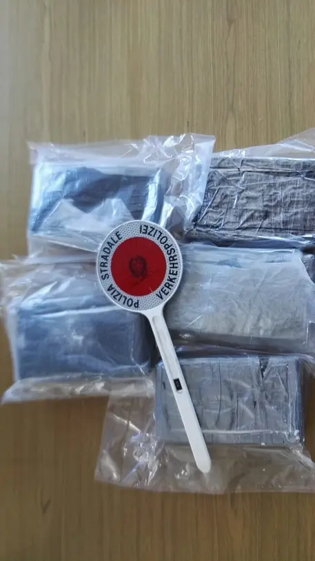 Scoperto sull'A22 a Vipiteno con 6 kg di cocaina in auto nascosti in doppio fondo
