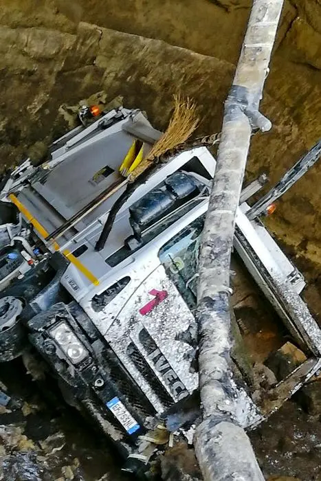 Il compattatore risucchiato nella profonda voragine apertasi in largo San Mauro a Casoria ( Napoli), 1 luglio 2019 ANSA / CIRO FUSCO