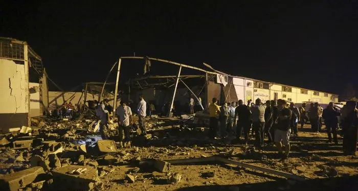 Libia, bombardato un centro detenzione migranti: almeno 40 morti